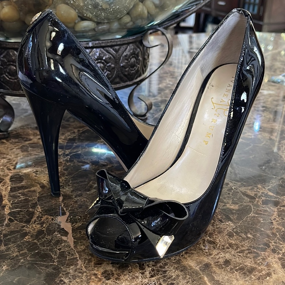 Ivanka Trump Use Black bow pumps with gold color trims